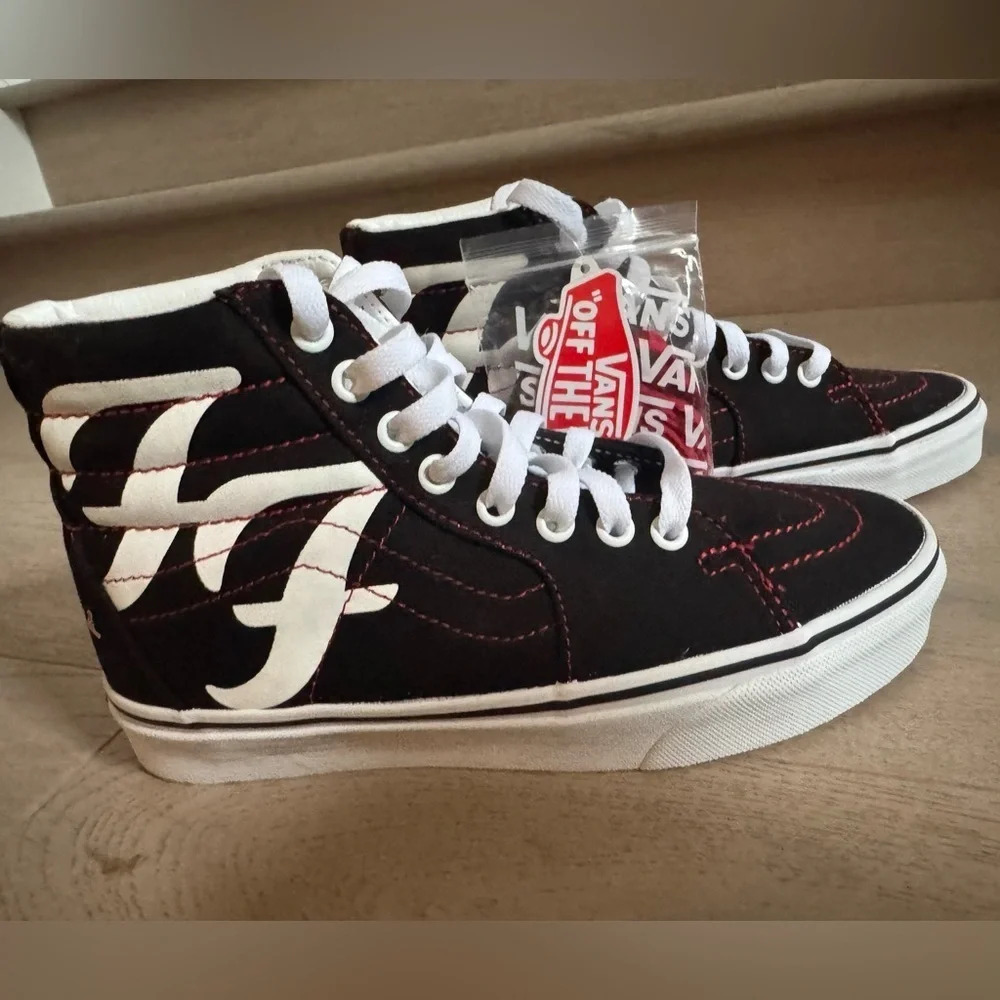 VANS Foo Fighters x Sk8- High 25th Anniversary
Size men’s 5 / woman’s size 6.5 - Picture 5 of 9
